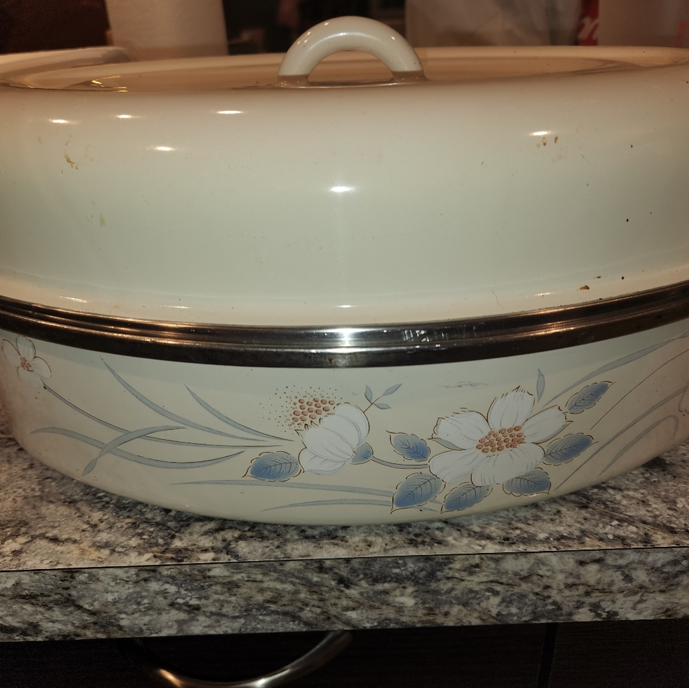Vintage enamel roasting pan